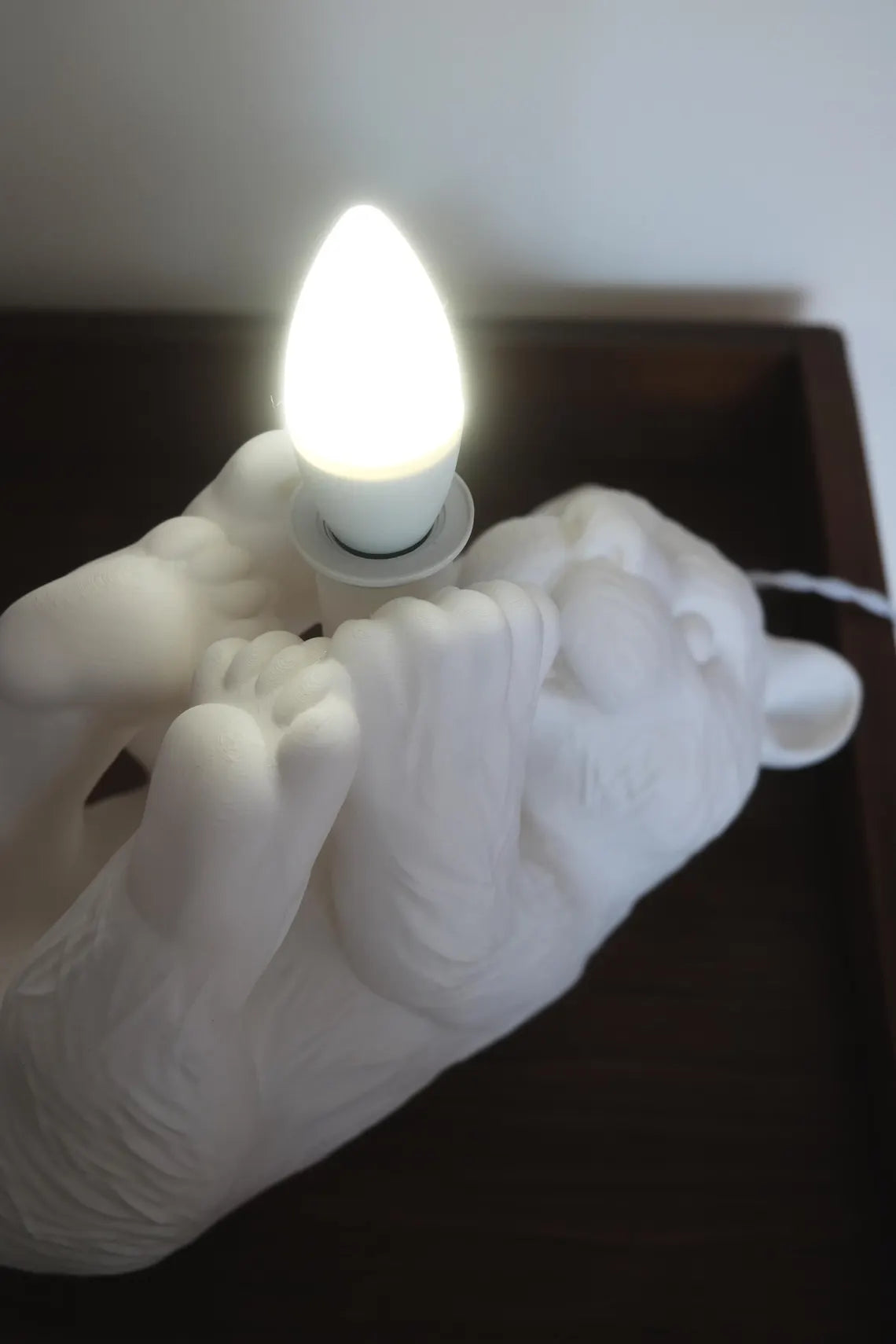 Cozy Bear Table Lamp – Sculptural Animal Bedside Light