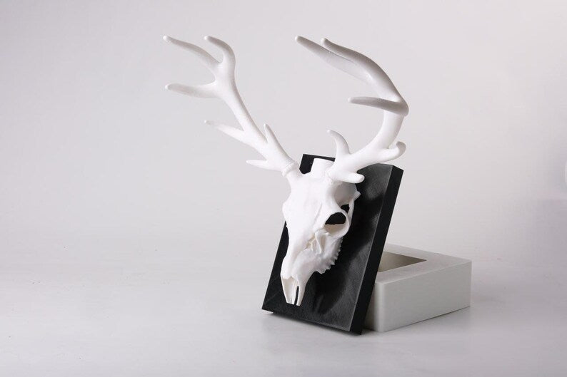 Deer Skull Wall Lamp – Gothic Antler Sconce, Dark Woodland Decor, Handcrafted Sculptural Lighting