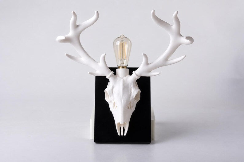 Deer Skull Wall Lamp – Gothic Antler Sconce, Dark Woodland Decor, Handcrafted Sculptural Lighting