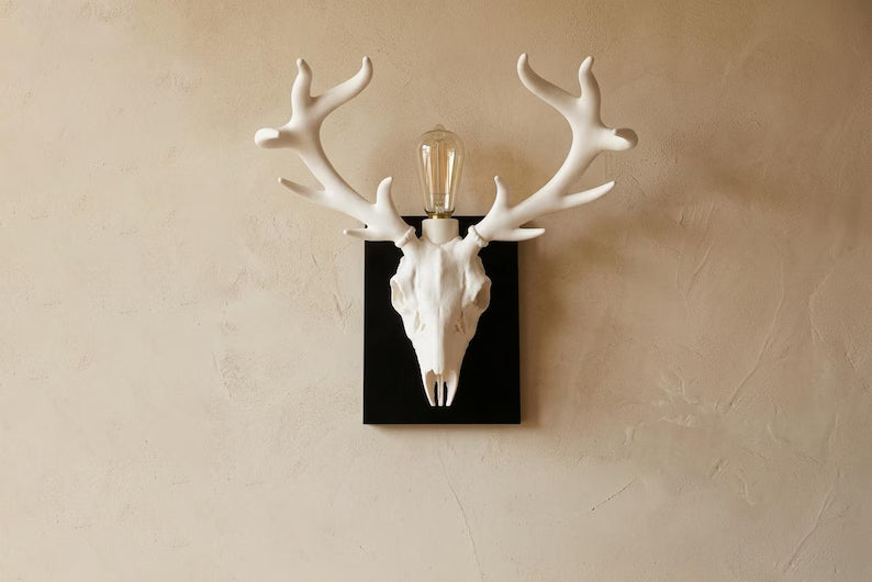 Deer Skull Wall Lamp – Gothic Antler Sconce, Dark Woodland Decor, Handcrafted Sculptural Lighting