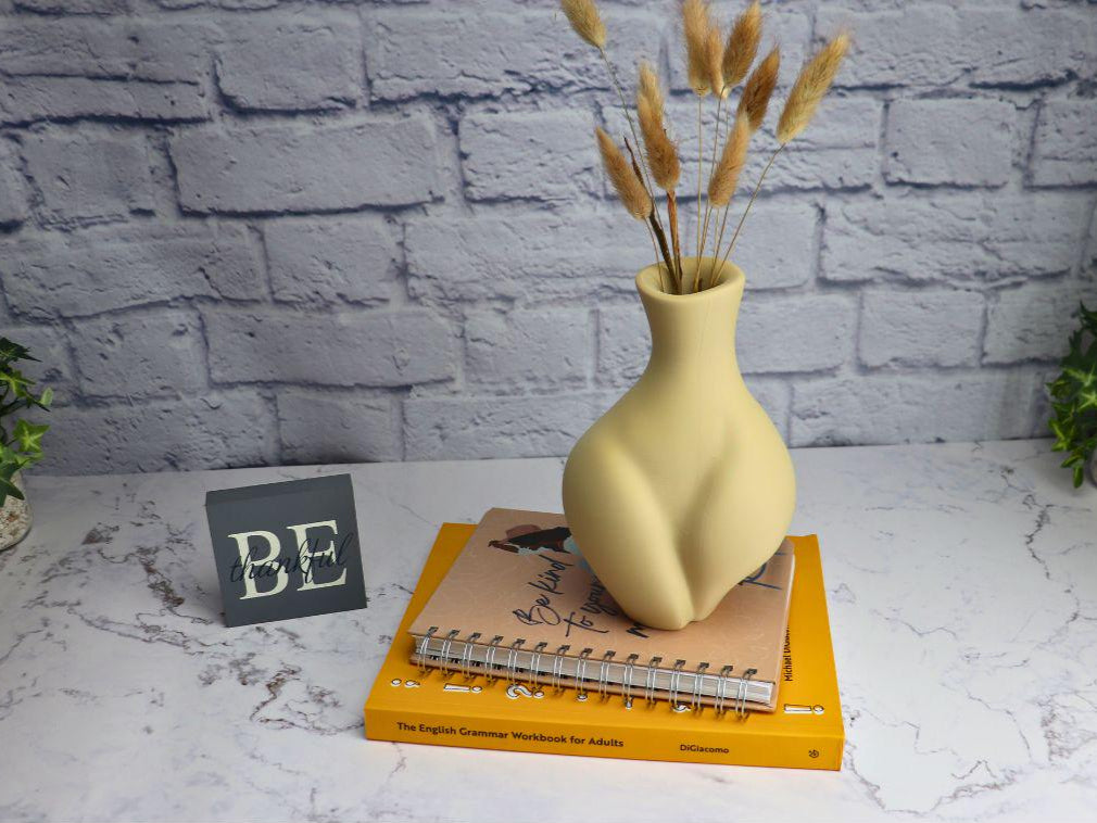 Graceful Curva Vase: Elevate Your Space