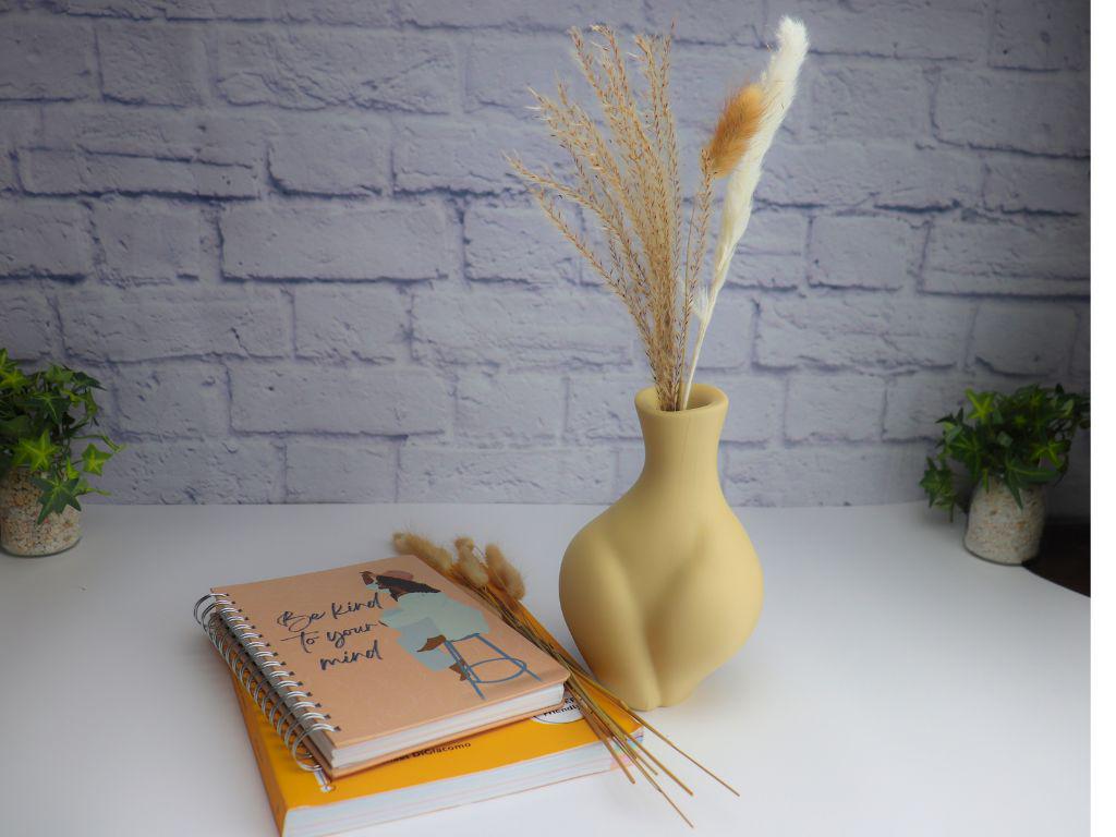 Graceful Curva Vase: Elevate Your Space